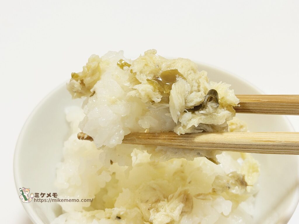 ご飯の上に乗せてお箸で持ち上げたふぐのオイル漬け
