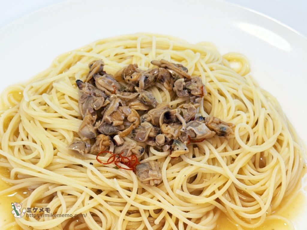 青の洞窟 ボンゴレビアンコのあさりがパスタの上にたっぷりのった様子