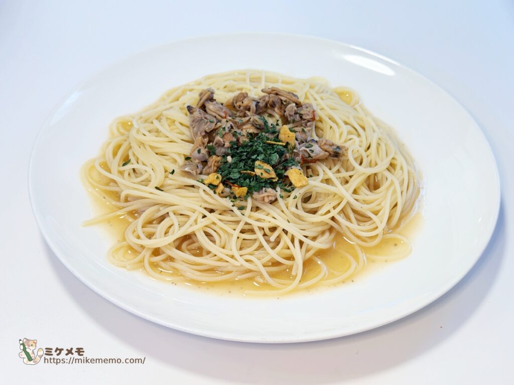 トッピングをかけ終えた青の洞窟 ボンゴレビアンコのパスタ