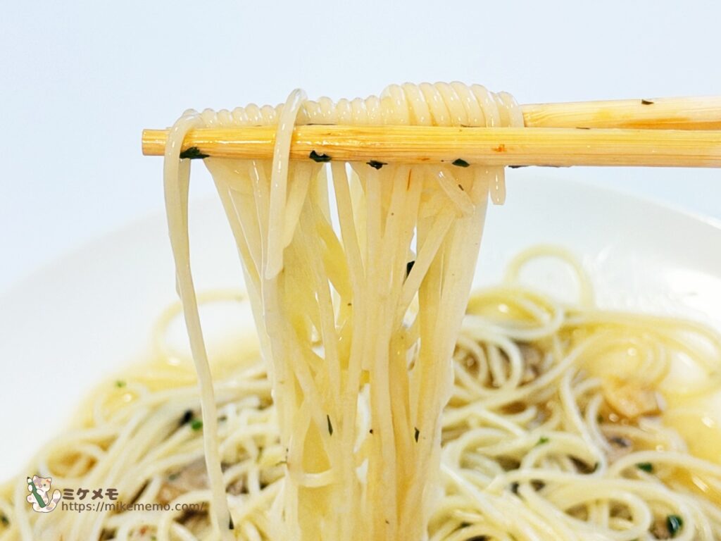 箸で持ち上げた青の洞窟 ボンゴレビアンコのパスタの麺