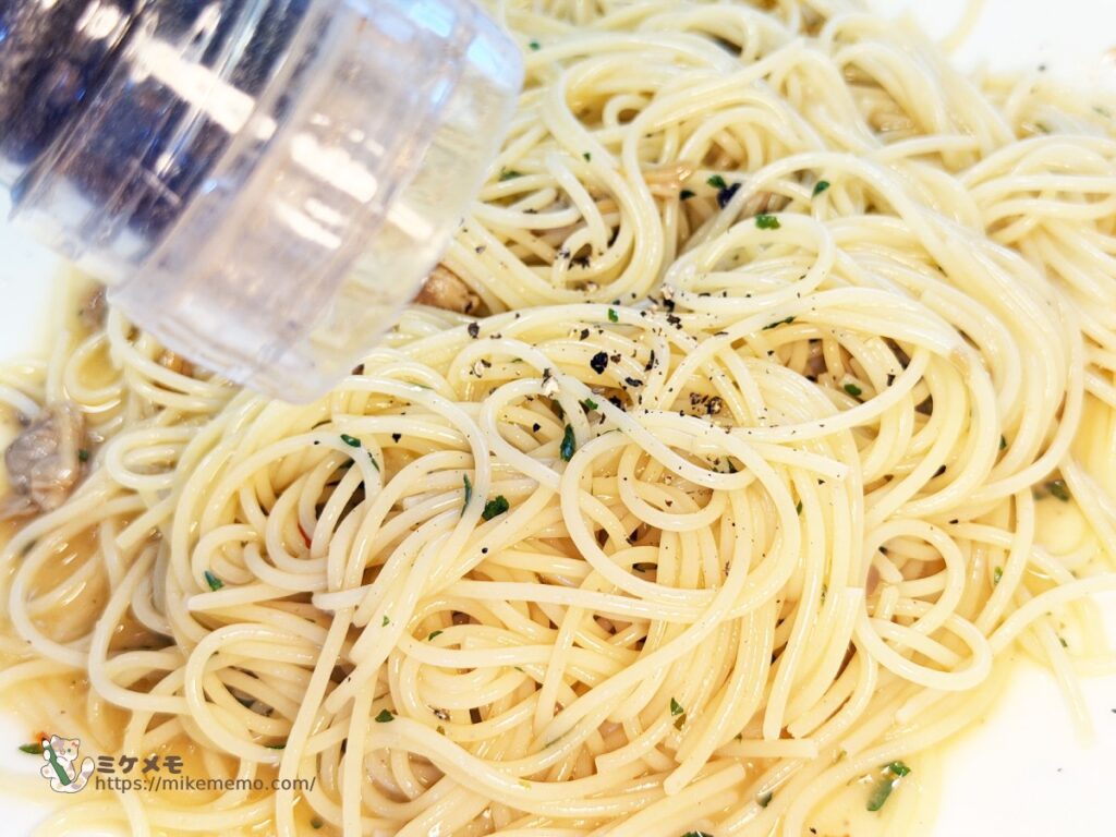 青の洞窟 ボンゴレビアンコのパスタにあらびき黒こしょうをかけているところ