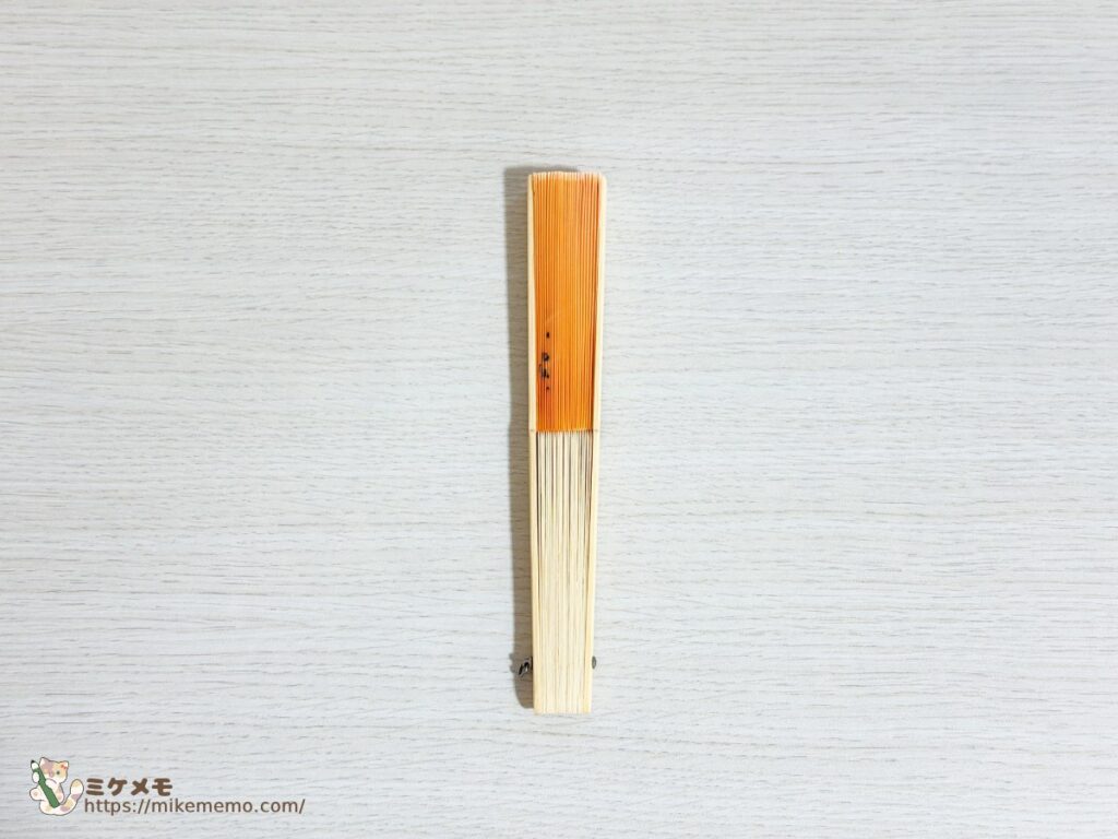 折りたたんだ状態の黄色いサントリー角オリジナル扇子