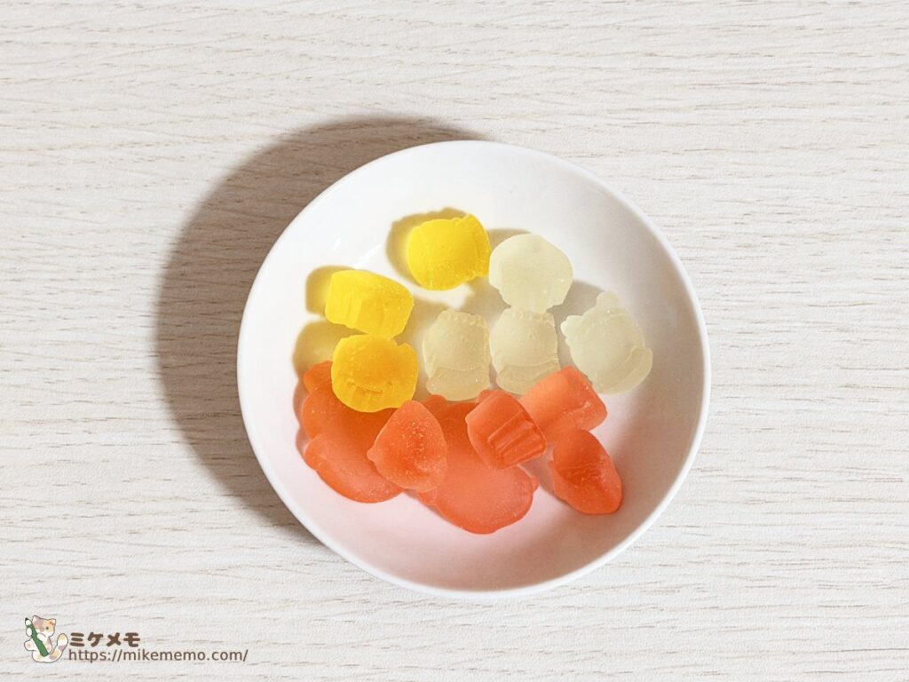 映画ちいかわ 島へようこそグミ3種類を白い皿に並べたところ